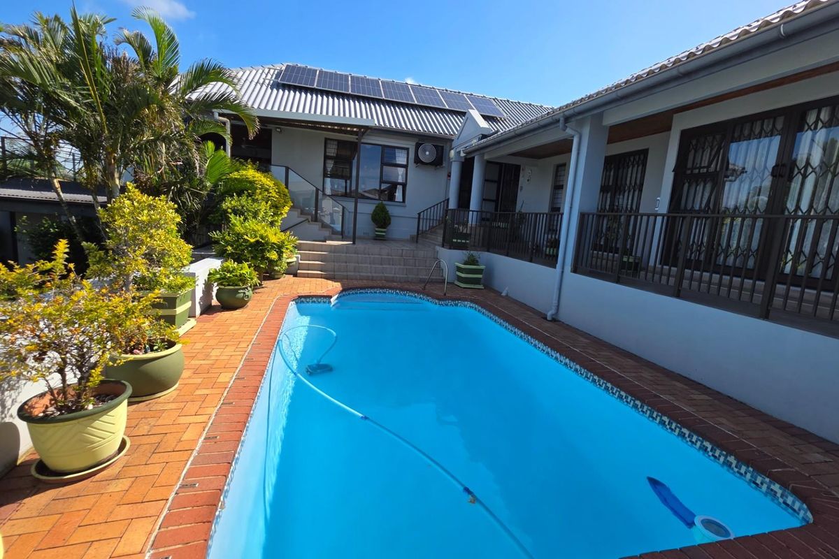 Immaculate 5 bedroom Family Home For Sale in Manaba Beach - Photo 2
