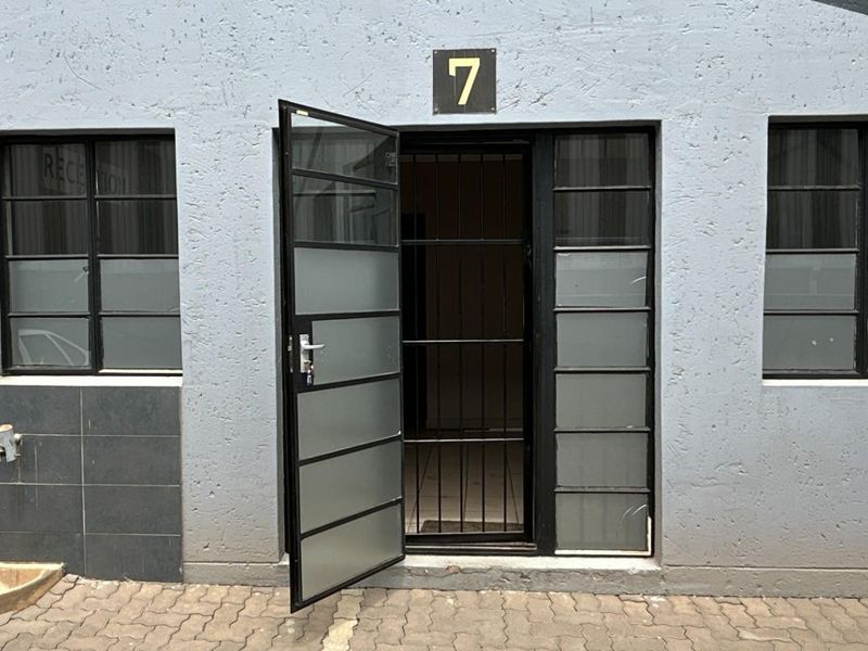 334 sqm Warehouse To Rent | Secure Park | Prime Pomona Location - Photo 4