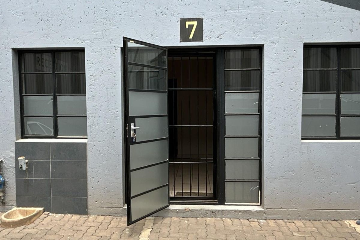 334 sqm Warehouse To Rent | Secure Park | Prime Pomona Location - Photo 4