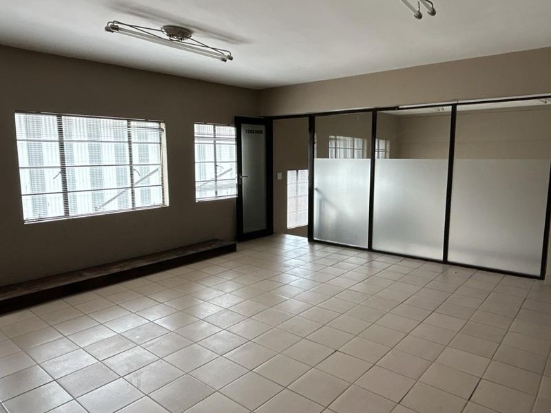 334 sqm Warehouse To Rent | Secure Park | Prime Pomona Location - Photo 3