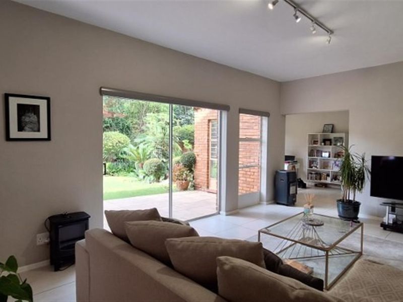 Beautiful 2 bed 2 bath townhouse in sought after Sandton Central - Photo 8