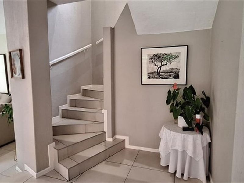 Beautiful 2 bed 2 bath townhouse in sought after Sandton Central - Photo 7