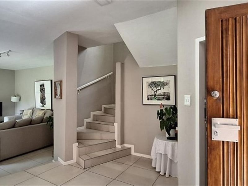 Beautiful 2 bed 2 bath townhouse in sought after Sandton Central - Photo 6