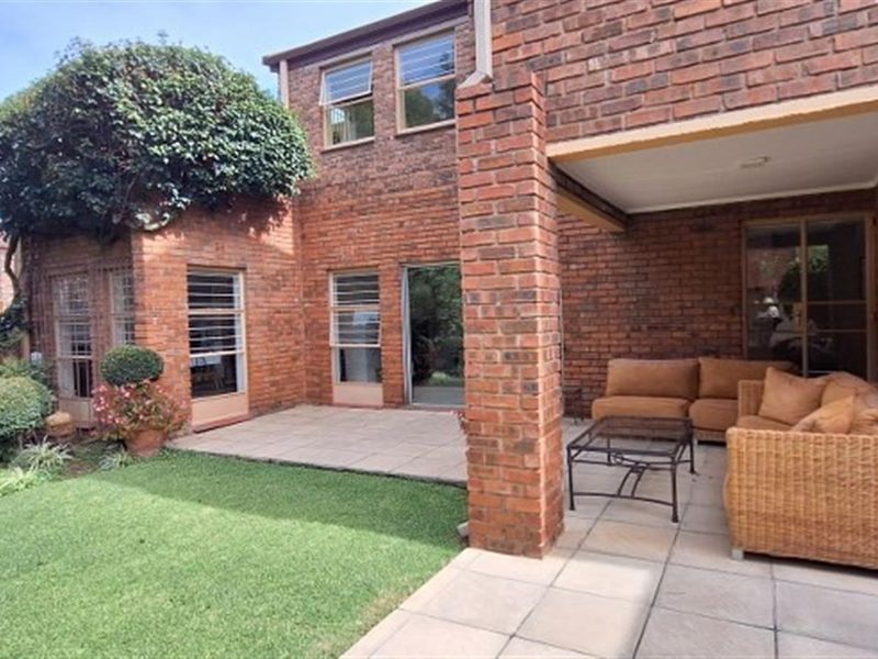 Beautiful 2 bed 2 bath townhouse in sought after Sandton Central - Photo 2