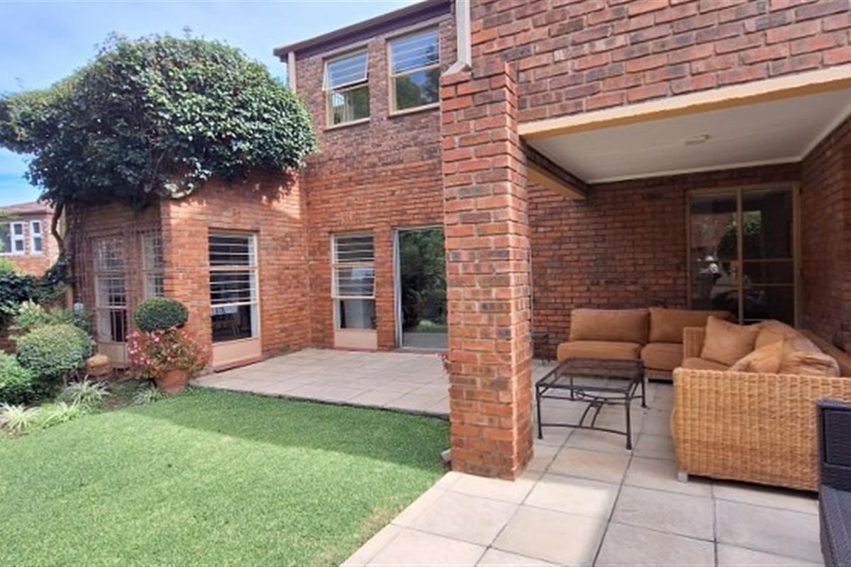 Beautiful 2 bed 2 bath townhouse in sought after Sandton Central - Photo 2