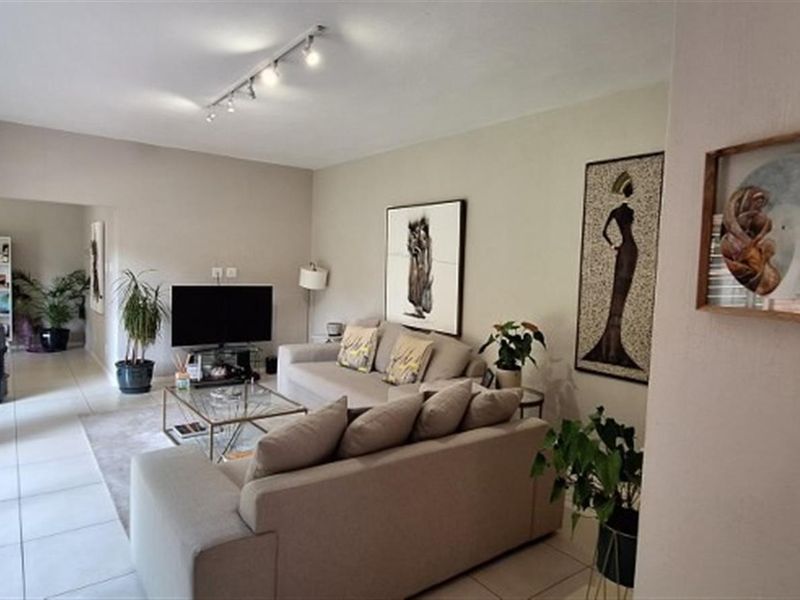 Beautiful 2 bed 2 bath townhouse in sought after Sandton Central - Photo 10