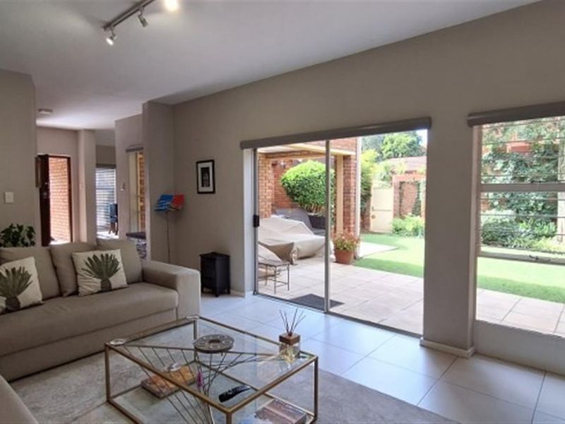 Beautiful 2 bed 2 bath townhouse in sought after Sandton Central - Photo 9