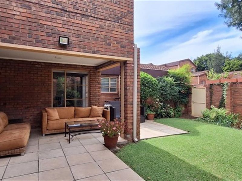 Beautiful 2 bed 2 bath townhouse in sought after Sandton Central - Photo 4