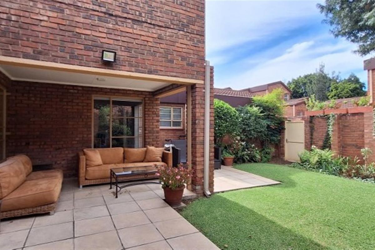 Beautiful 2 bed 2 bath townhouse in sought after Sandton Central - Photo 4
