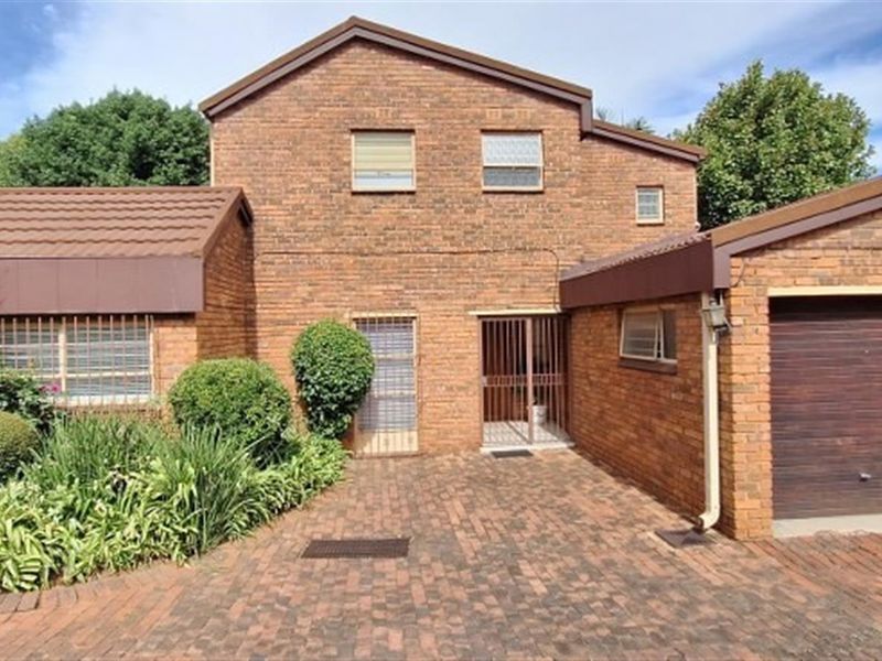 Beautiful 2 bed 2 bath townhouse in sought after Sandton Central - Photo 3