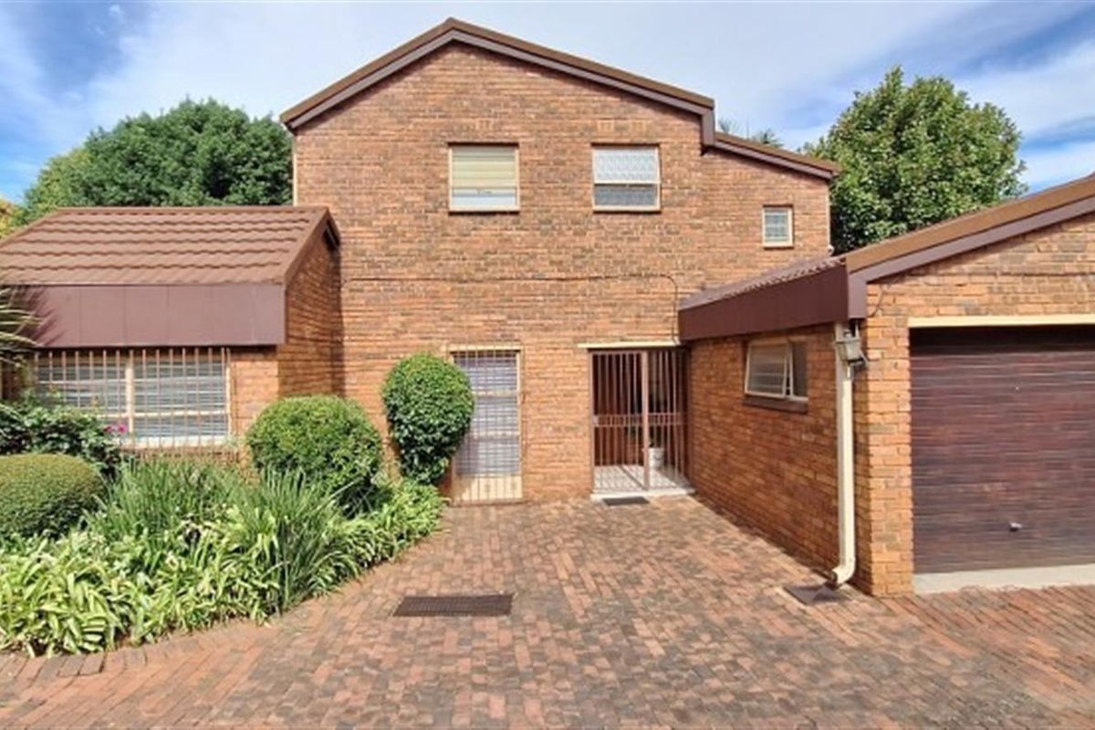 Beautiful 2 bed 2 bath townhouse in sought after Sandton Central - Photo 3