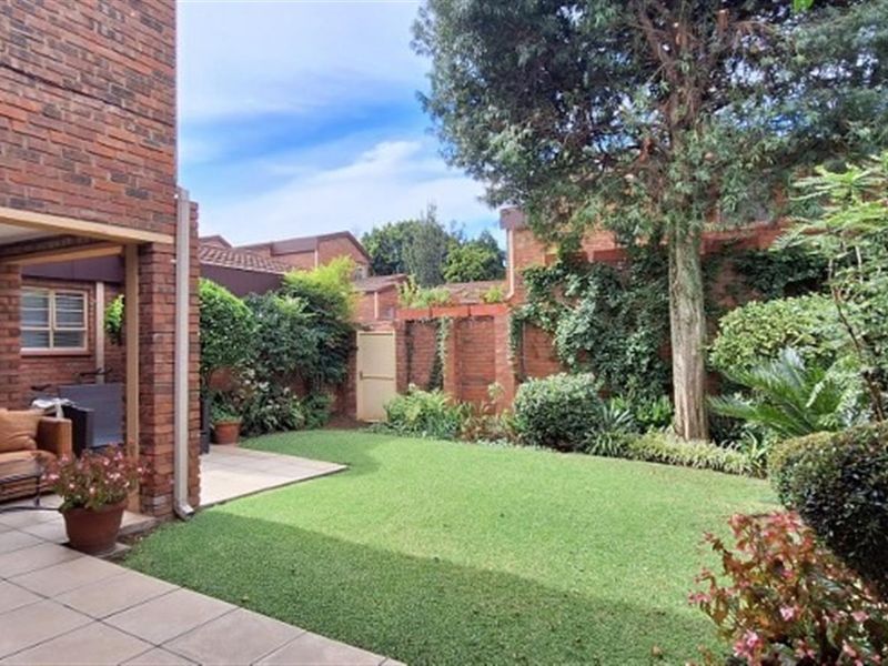 Beautiful 2 bed 2 bath townhouse in sought after Sandton Central - Photo 5