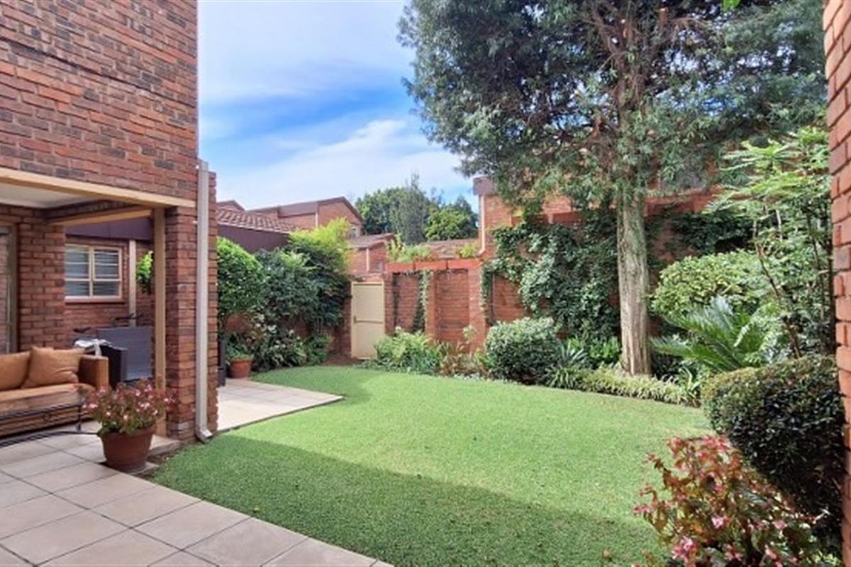 Beautiful 2 bed 2 bath townhouse in sought after Sandton Central - Photo 5