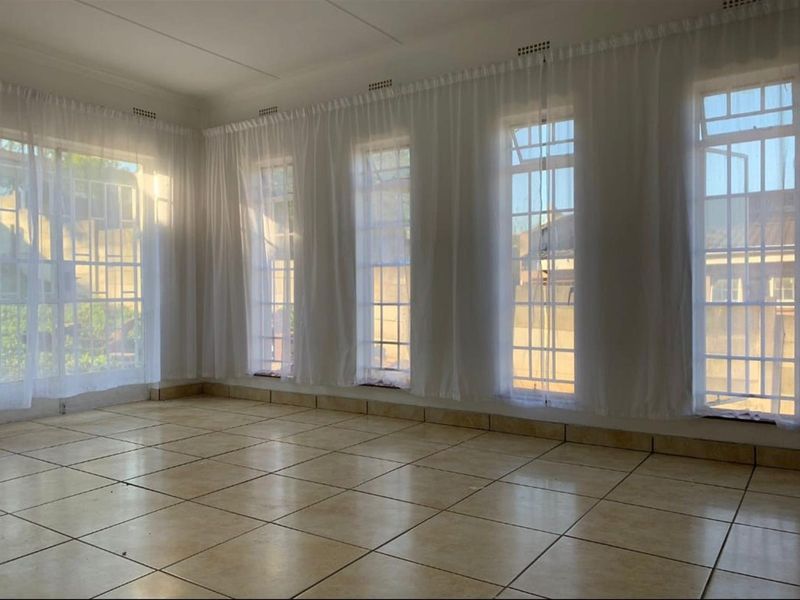 Spacious home with separate outside building on 1 160 sqm - Photo 10