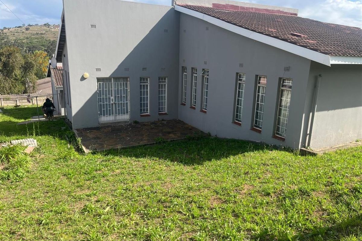 Spacious home with separate outside building on 1 160 sqm - Photo 4