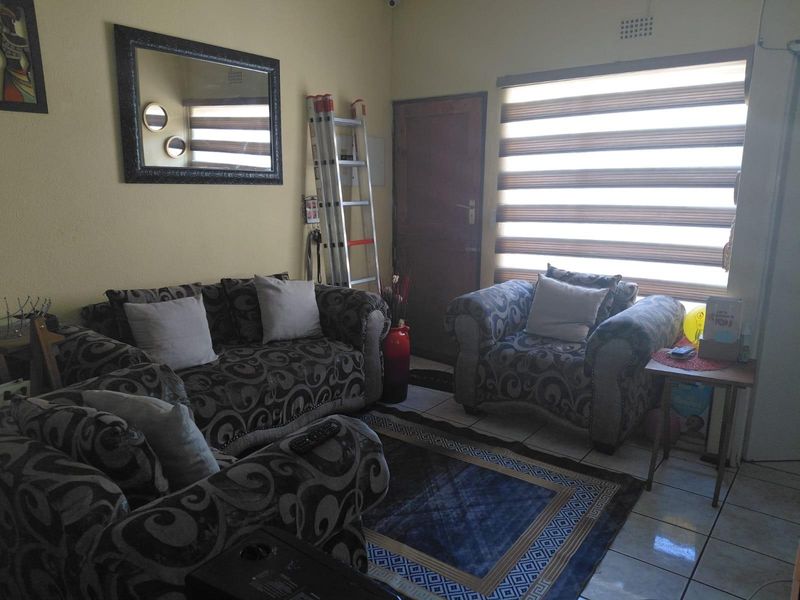 Well-Located 3-Bedroom House in Florida, Roodepoort - Photo 5