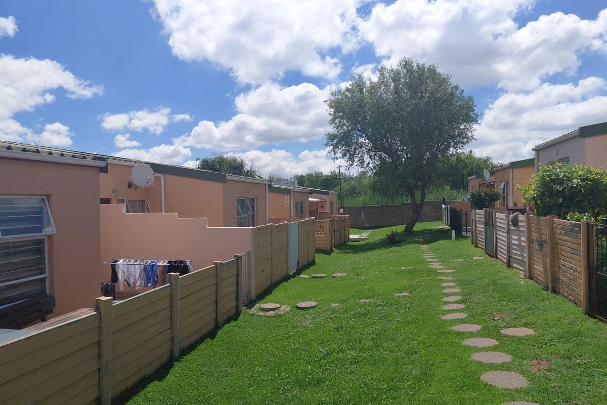 Well-Located 3-Bedroom House in Florida, Roodepoort - Photo 3