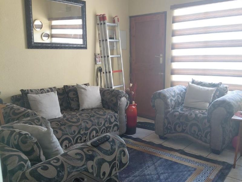 Well-Located 3-Bedroom House in Florida, Roodepoort - Photo 4