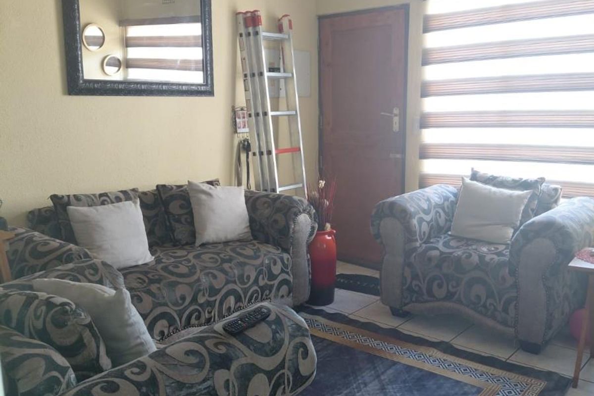 Well-Located 3-Bedroom House in Florida, Roodepoort - Photo 4