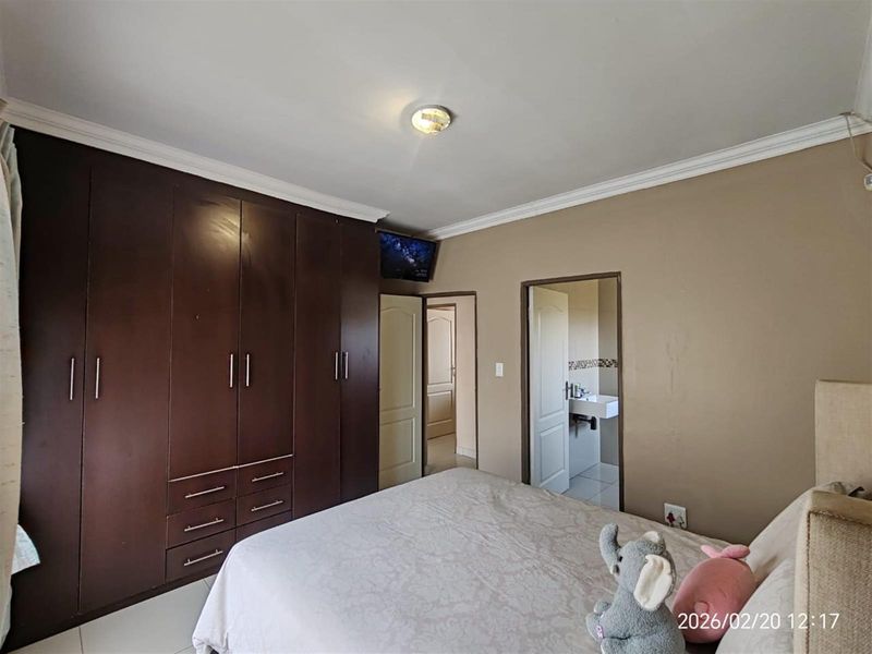 Modern 3-Bedroom Cluster in Secure Estate - Move-In Ready - Photo 9