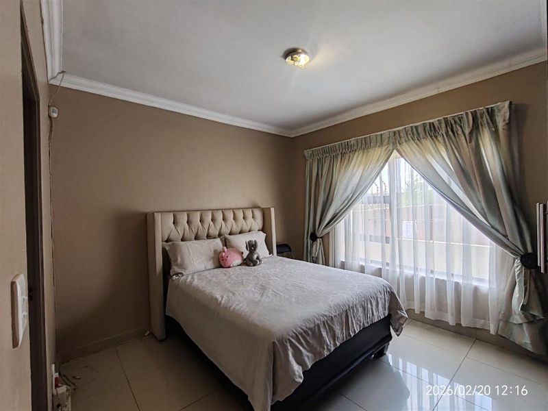 Modern 3-Bedroom Cluster in Secure Estate - Move-In Ready - Photo 8