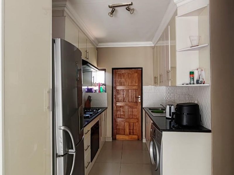 Modern 3-Bedroom Cluster in Secure Estate - Move-In Ready - Photo 5