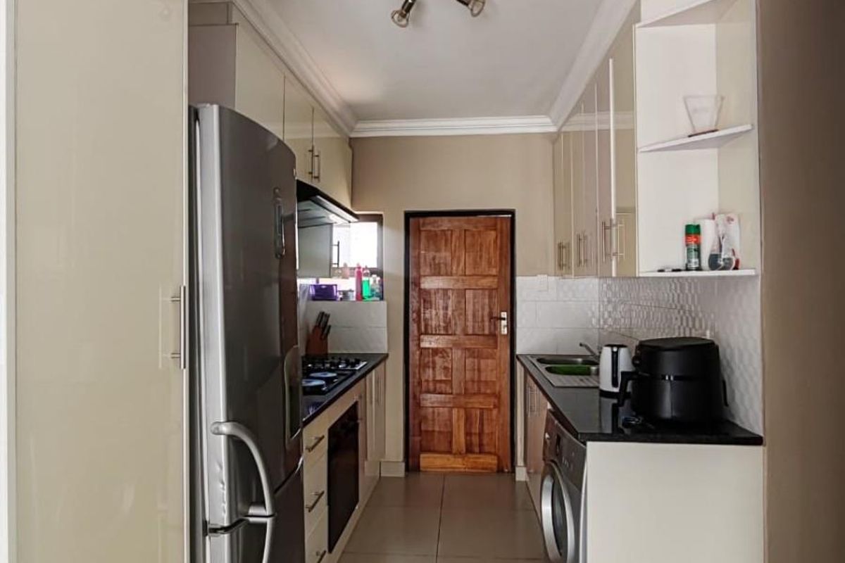 Modern 3-Bedroom Cluster in Secure Estate - Move-In Ready - Photo 5