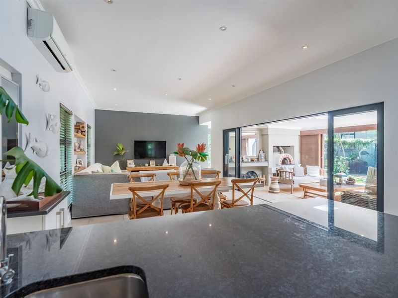 Stylish Garden Townhouse Designed for Easy Living - Photo 9