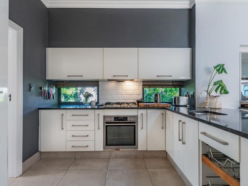 Stylish Garden Townhouse Designed for Easy Living - Photo 8