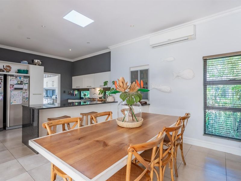 Stylish Garden Townhouse Designed for Easy Living - Photo 4