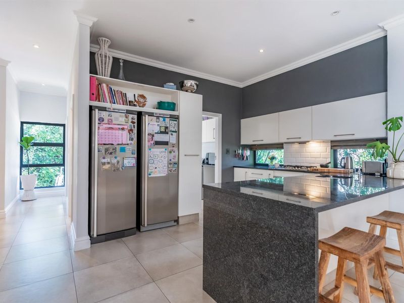 Stylish Garden Townhouse Designed for Easy Living - Photo 7