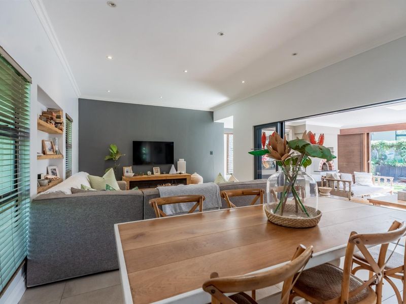 Stylish Garden Townhouse Designed for Easy Living - Photo 6