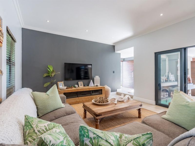 Stylish Garden Townhouse Designed for Easy Living - Photo 3