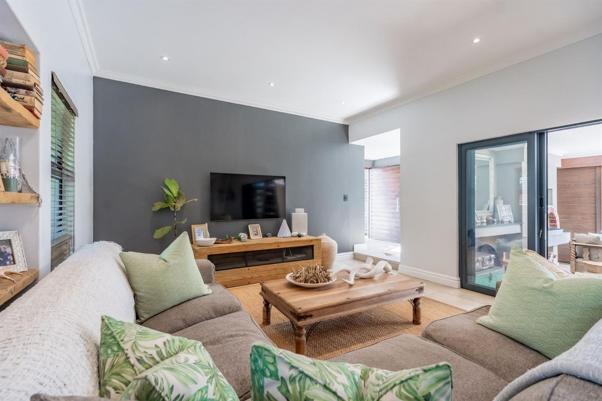 Stylish Garden Townhouse Designed for Easy Living - Photo 3