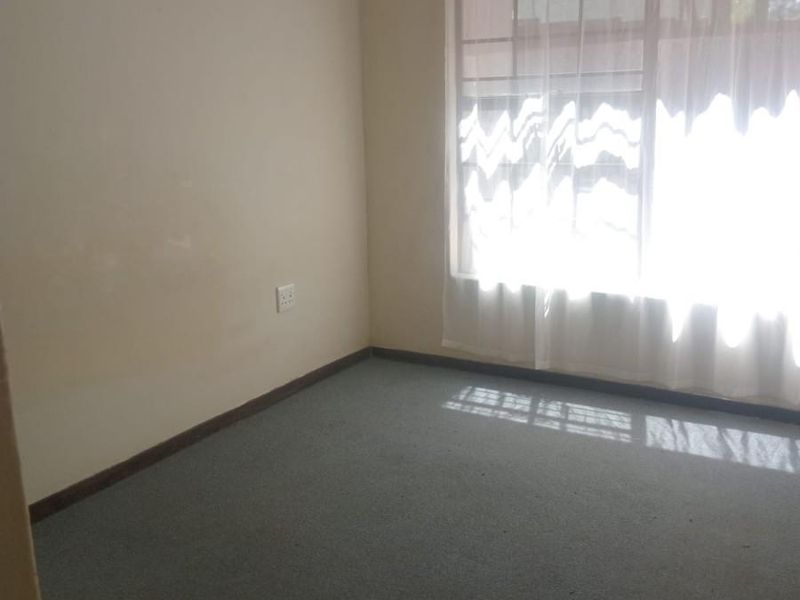 Apartment For Sale in Pioneer Park, Newcastle, KwaZulu Natal - Photo 5