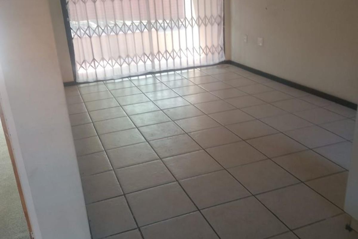 Apartment For Sale in Pioneer Park, Newcastle, KwaZulu Natal - Photo 3
