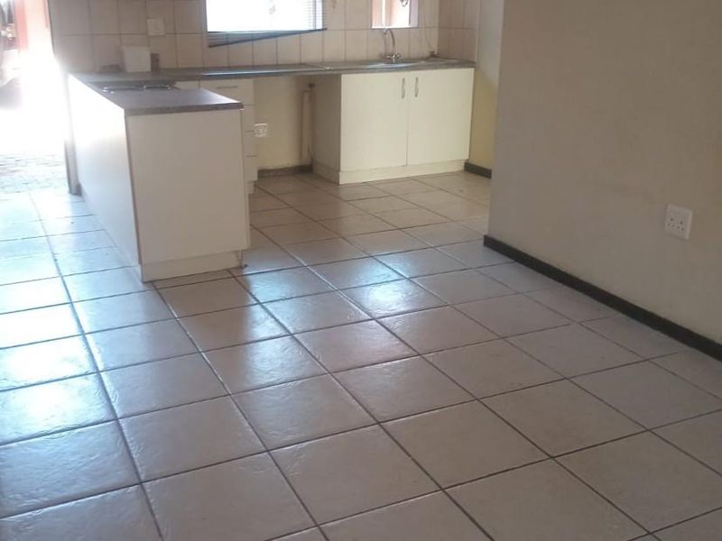Apartment For Sale in Pioneer Park, Newcastle, KwaZulu Natal - Photo 2