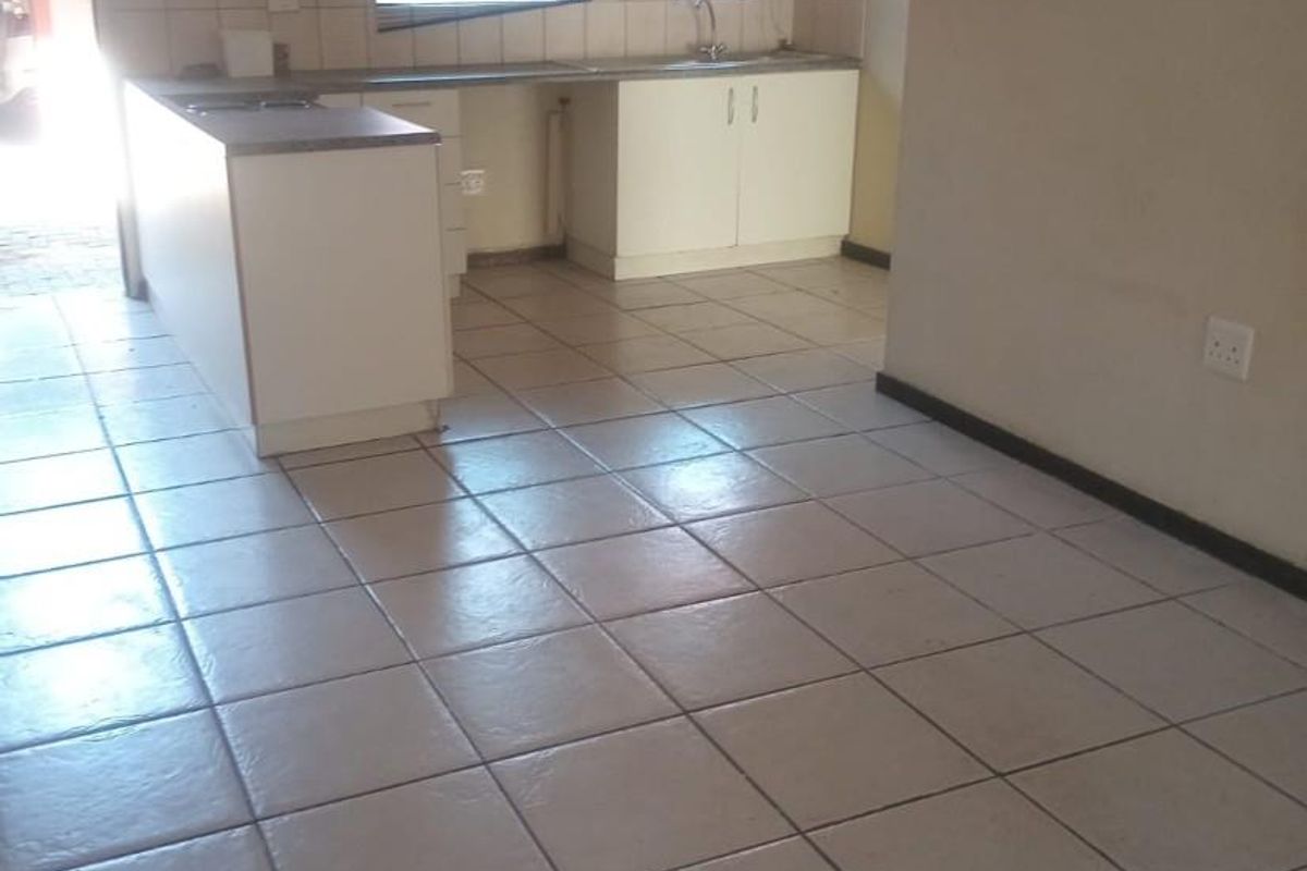 Apartment For Sale in Pioneer Park, Newcastle, KwaZulu Natal - Photo 2