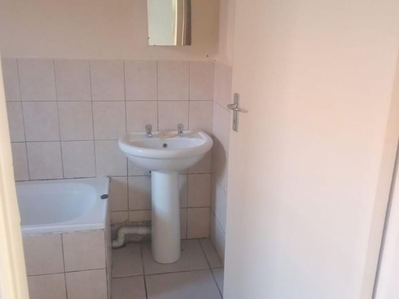 Apartment For Sale in Pioneer Park, Newcastle, KwaZulu Natal - Photo 7