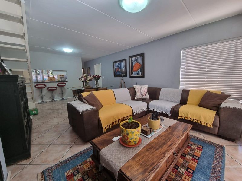 Elegant 4-Bedroom Family Home with Pool, Dual Entertainment Areas and Wrap-Around Garden in Bromhof - Photo 4