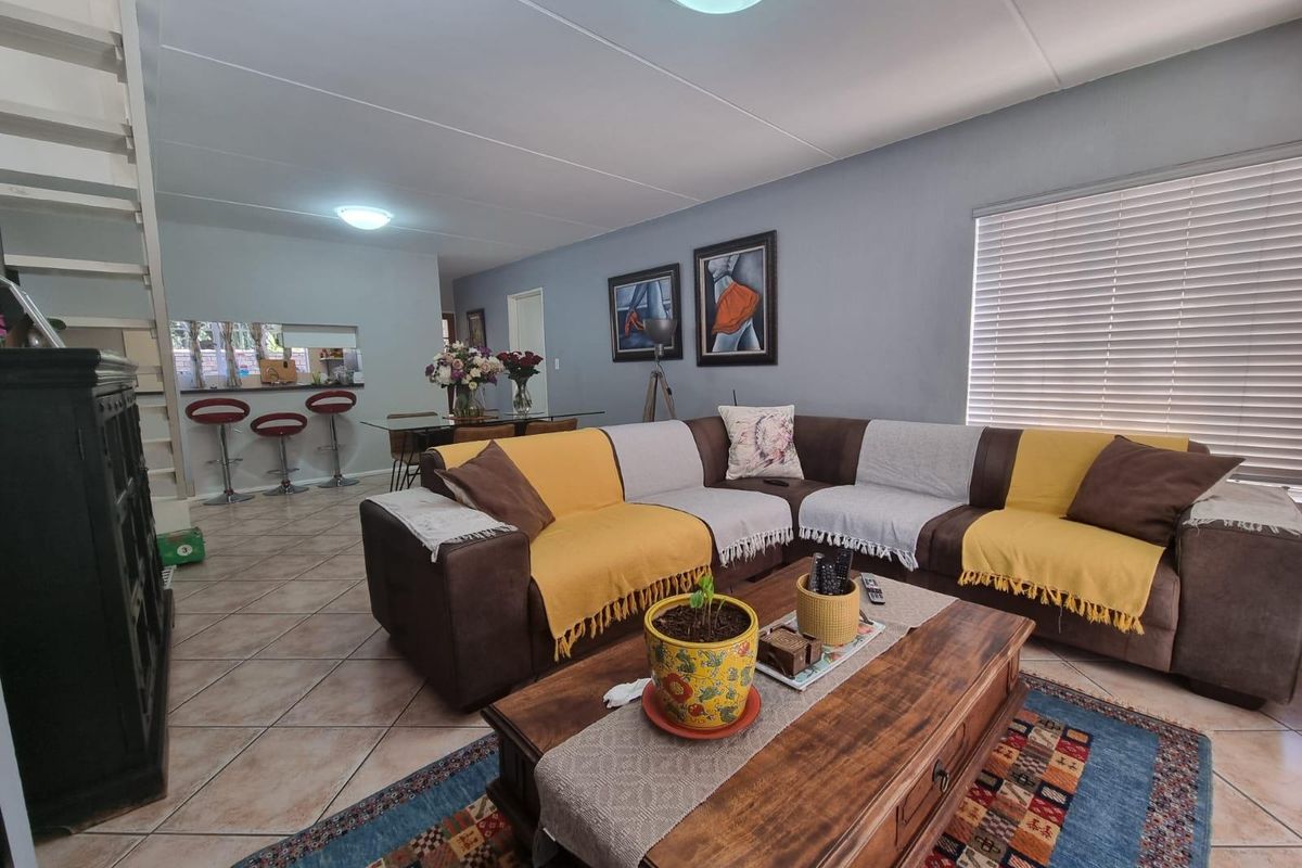 Elegant 4-Bedroom Family Home with Pool, Dual Entertainment Areas and Wrap-Around Garden in Bromhof - Photo 4