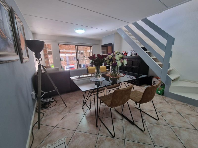 Elegant 4-Bedroom Family Home with Pool, Dual Entertainment Areas and Wrap-Around Garden in Bromhof - Photo 8