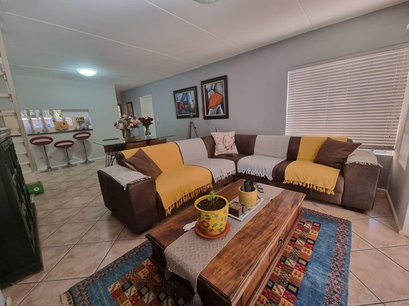 Elegant 4-Bedroom Family Home with Pool, Dual Entertainment Areas and Wrap-Around Garden in Bromhof - Photo 7