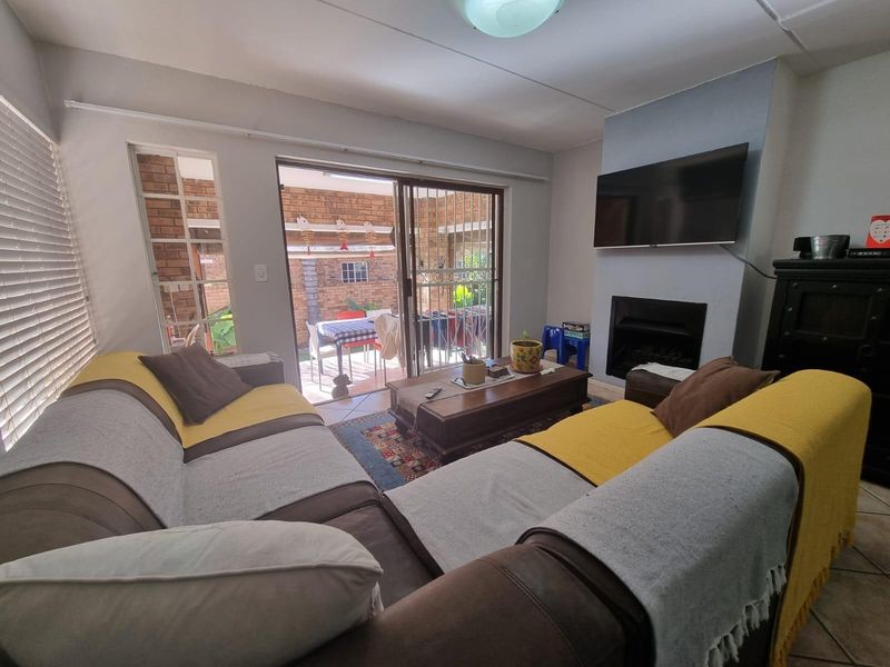 Elegant 4-Bedroom Family Home with Pool, Dual Entertainment Areas and Wrap-Around Garden in Bromhof - Photo 3