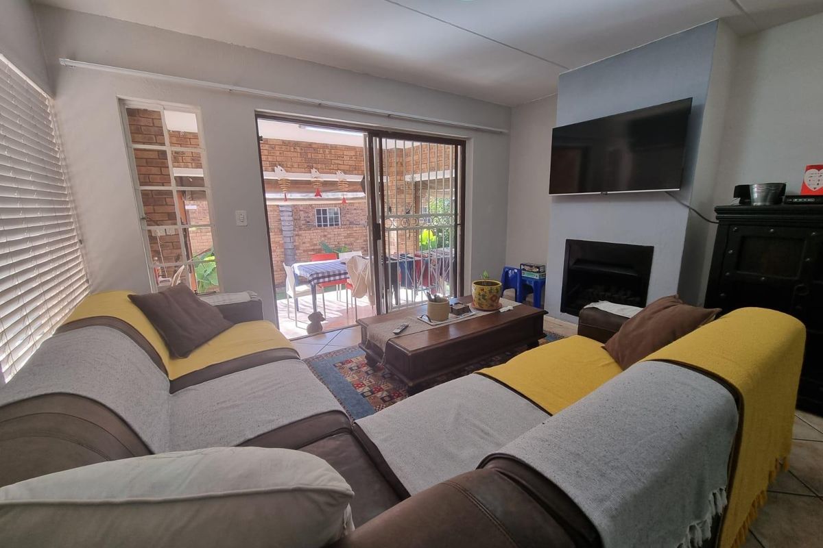 Elegant 4-Bedroom Family Home with Pool, Dual Entertainment Areas and Wrap-Around Garden in Bromhof - Photo 3