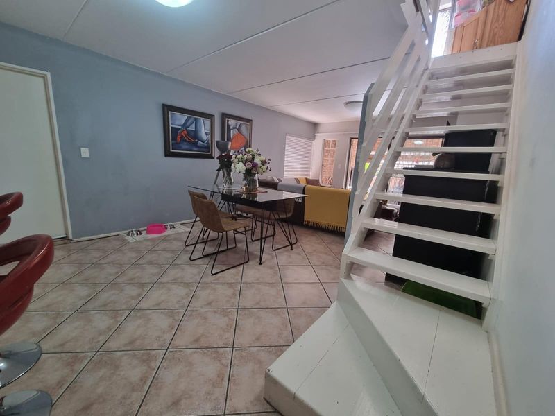 Elegant 4-Bedroom Family Home with Pool, Dual Entertainment Areas and Wrap-Around Garden in Bromhof - Photo 10