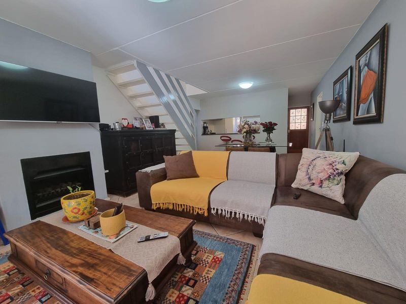 Elegant 4-Bedroom Family Home with Pool, Dual Entertainment Areas and Wrap-Around Garden in Bromhof - Photo 5