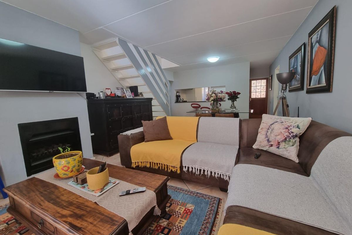 Elegant 4-Bedroom Family Home with Pool, Dual Entertainment Areas and Wrap-Around Garden in Bromhof - Photo 5