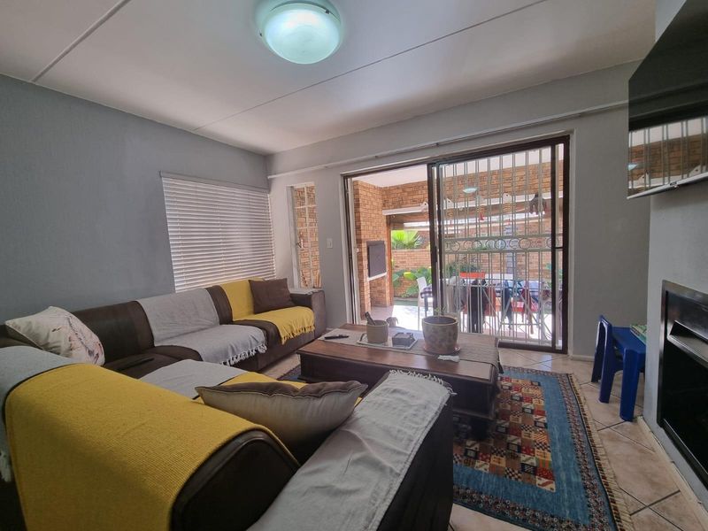 Elegant 4-Bedroom Family Home with Pool, Dual Entertainment Areas and Wrap-Around Garden in Bromhof - Photo 2