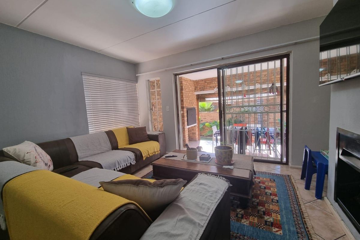 Elegant 4-Bedroom Family Home with Pool, Dual Entertainment Areas and Wrap-Around Garden in Bromhof - Photo 2